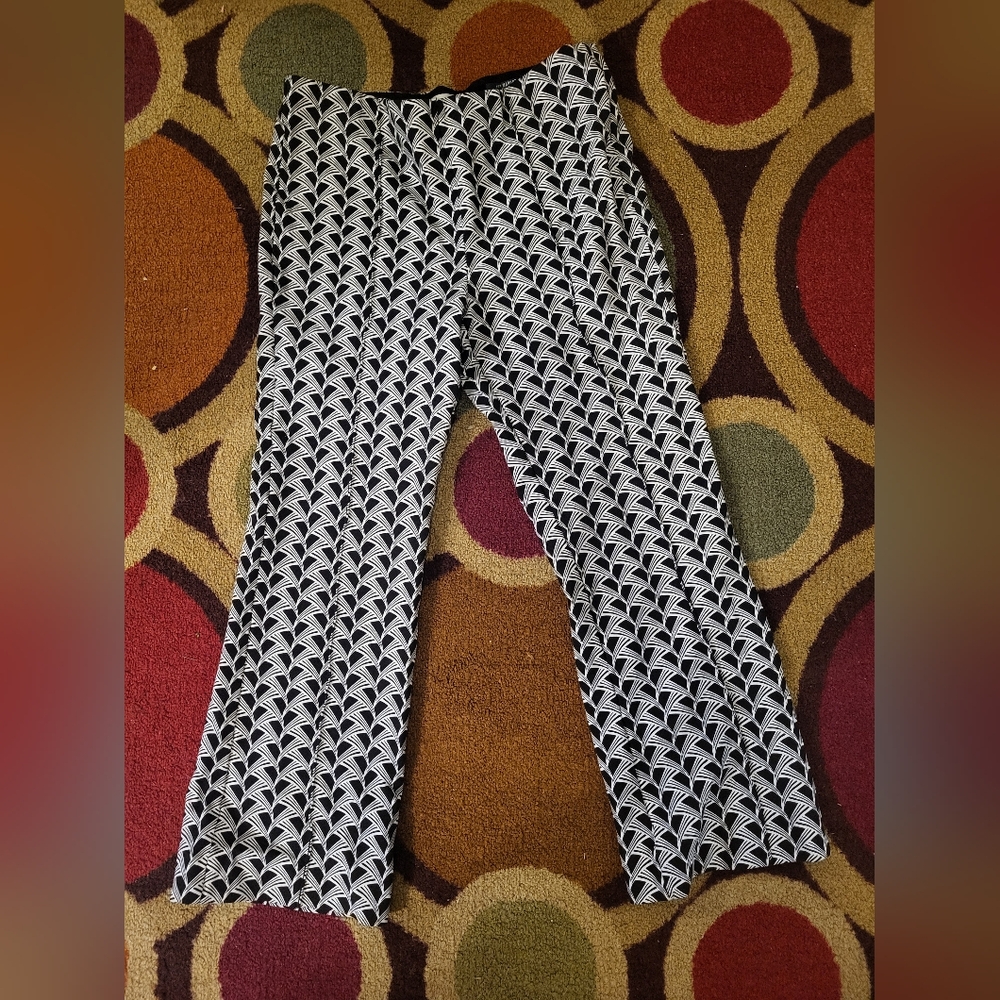 Anthropologie Maeve Medium B&W Patterned Capri